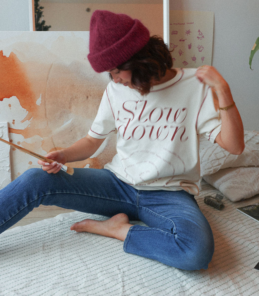 Printed tshirt | “SLOW DOWN” – CREAM/CHERRY