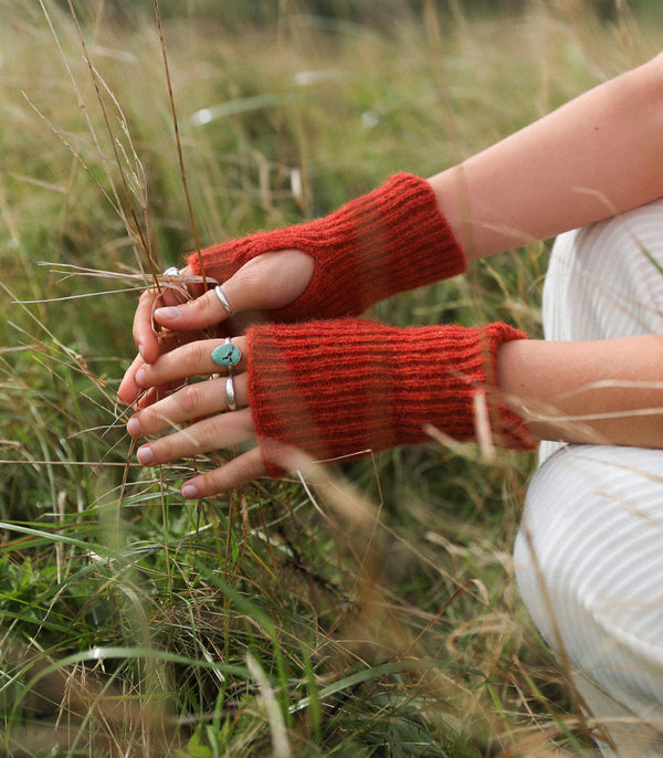 Hand-knitted Alpaca+Merino mid-finger glove - BRULÉE